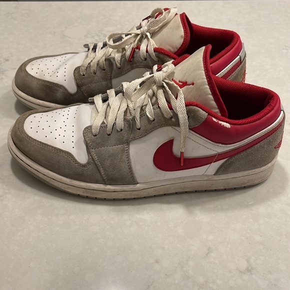 Low top Air Jordans - Picture 2 of 9